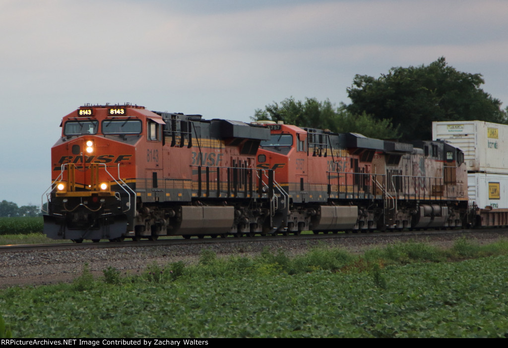 BNSF 8143 5757 UP 5739